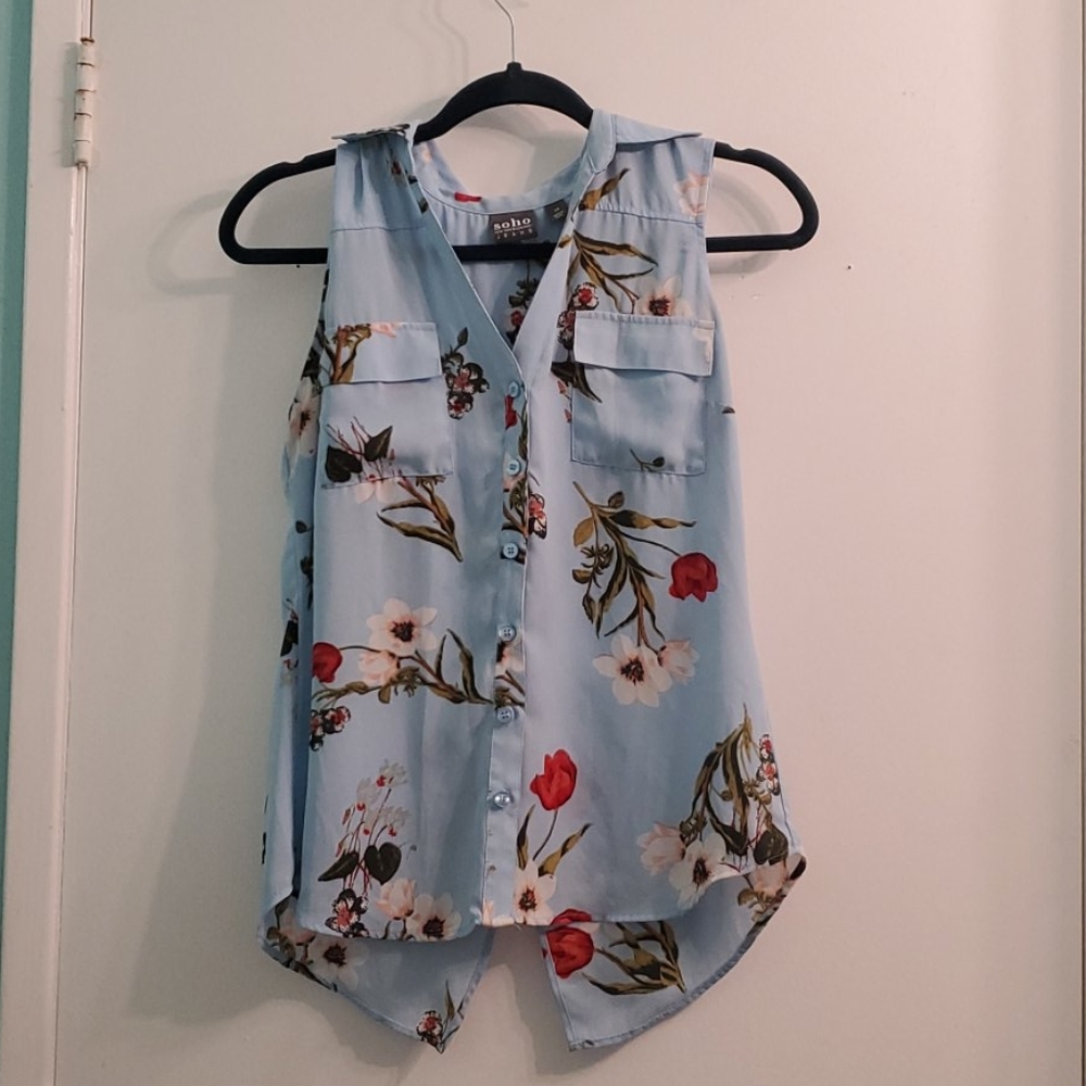 New York and company button sleeveless top